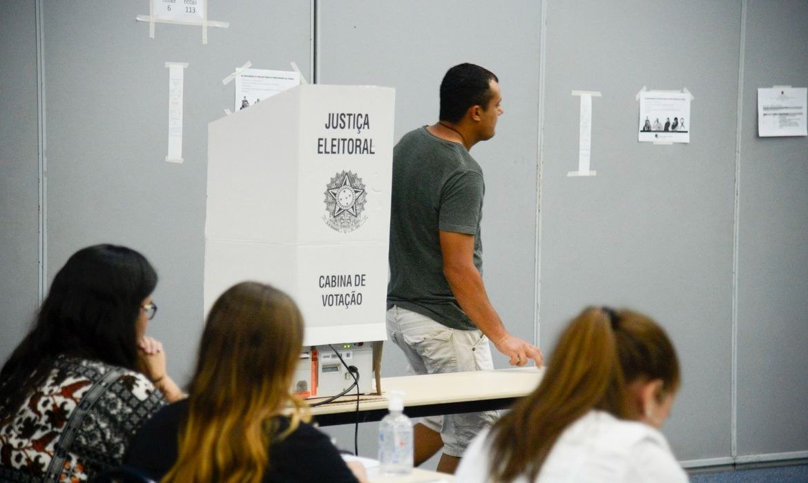 Eleitor no exterior pode votar em trânsito
