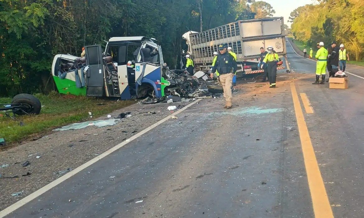 PRF apura colisão entre carreta e micro-ônibus