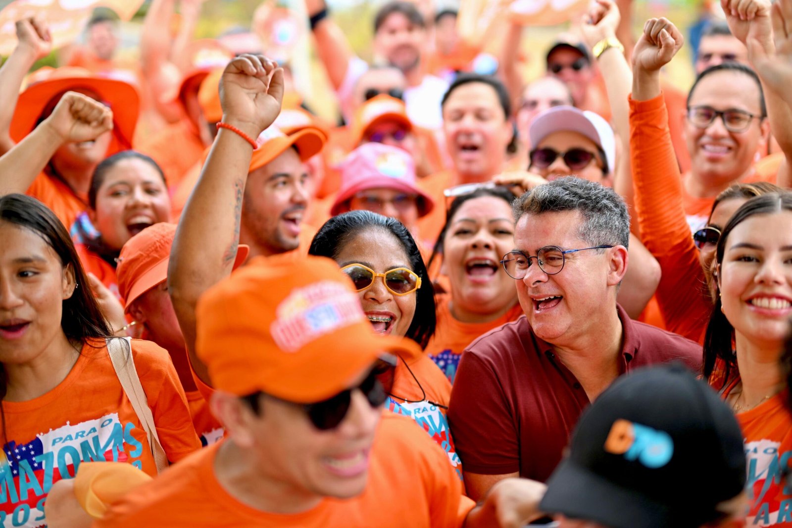 Shádia participa de adesivaço do Avante
