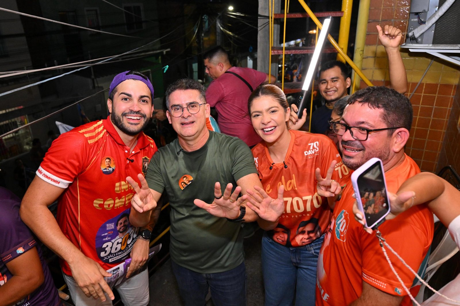 Moradores acompanham caminhada de David Almeida na Compensa