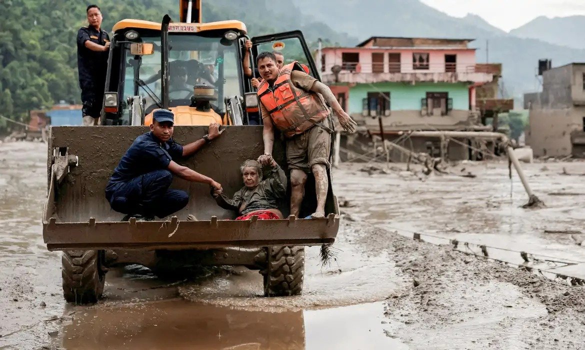 Cheias destroem estradas e pontes no Nepal