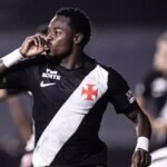 Vasco supera desvantagem numérica e vence