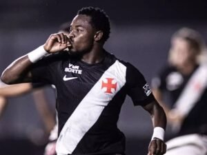 Vasco supera desvantagem numérica e vence