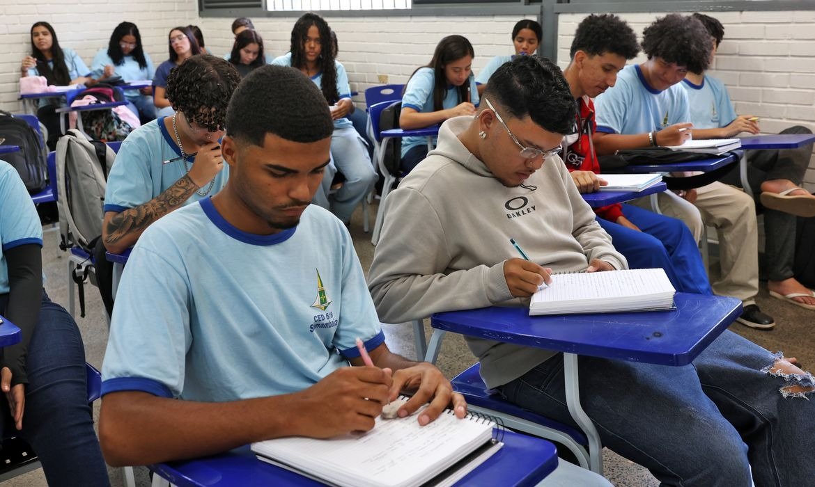 Pé-de-Meia: confira regra de renda e CadÚnico
