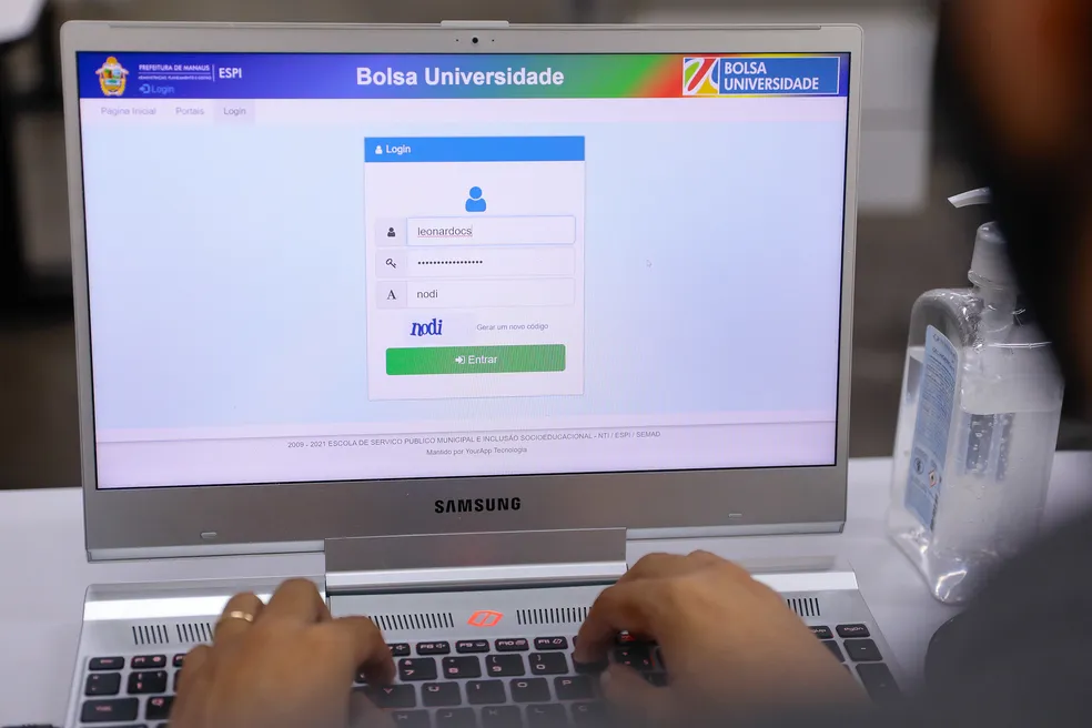 Prefeitura de Manaus orienta estudantes a acompanhar regras do Bolsa Universidade 2027