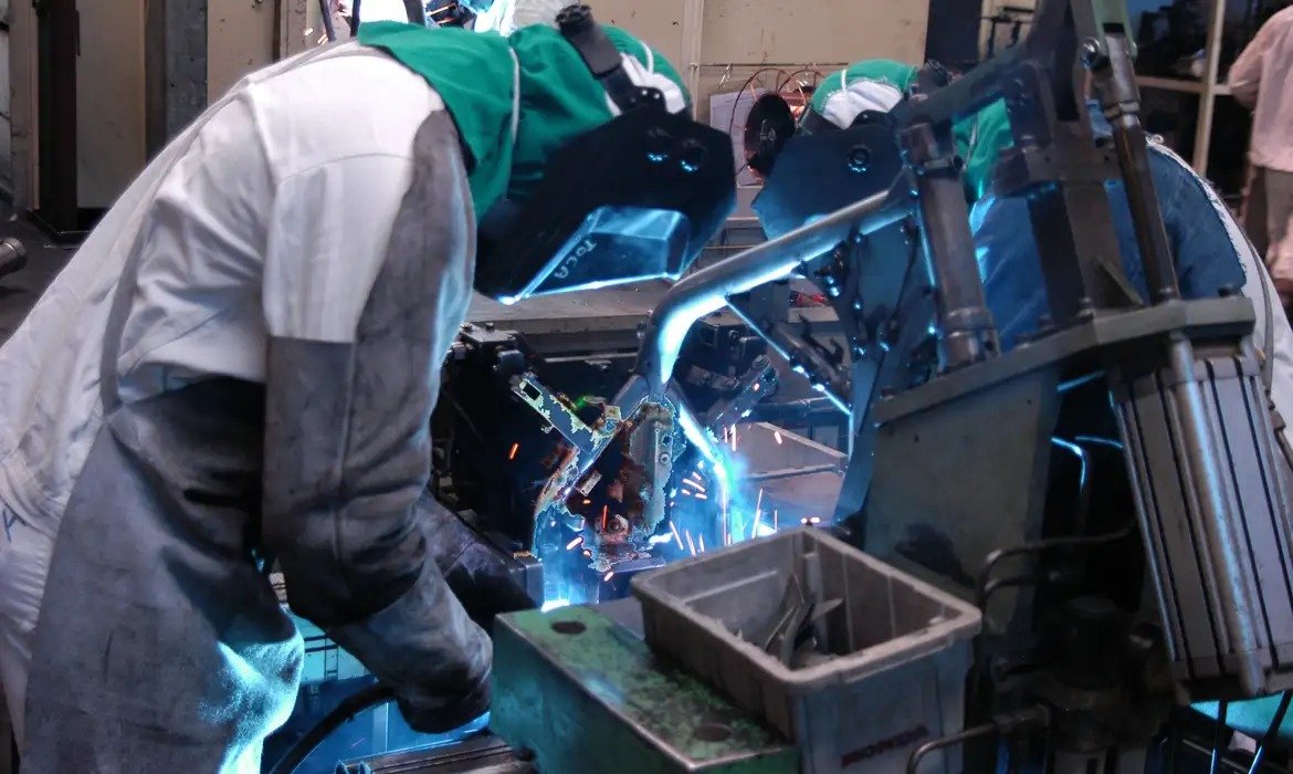 Produção industrial acumula alta de 1,1% em 2026