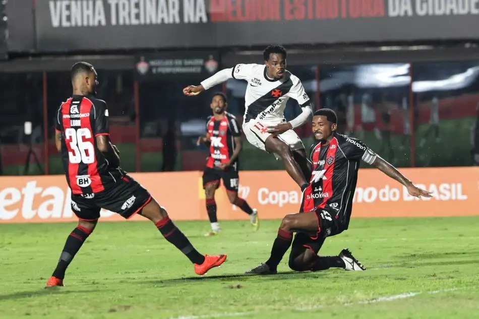 Vasco fecha quartas com nova vitória