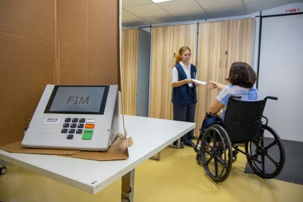 Eleitor PCD no AM deve solicitar transporte até 14 de setembro