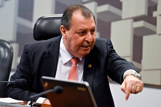 Omar Aziz enfrenta questionamentos sobre prioridades no plano para o Amazonas