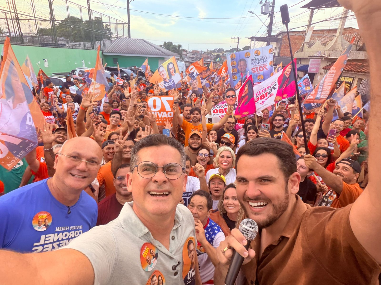 David Almeida combina pesquisa e agenda de rua na reta final
