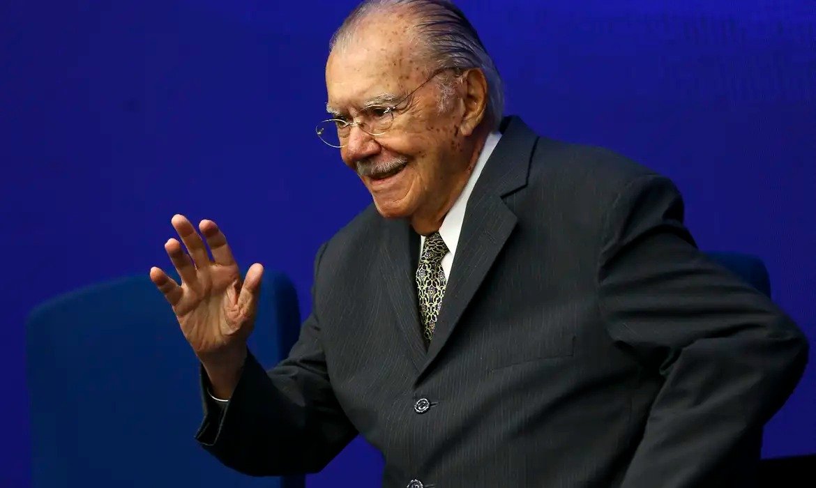 Sarney é acompanhado por equipe de Roberto Kalil Filho