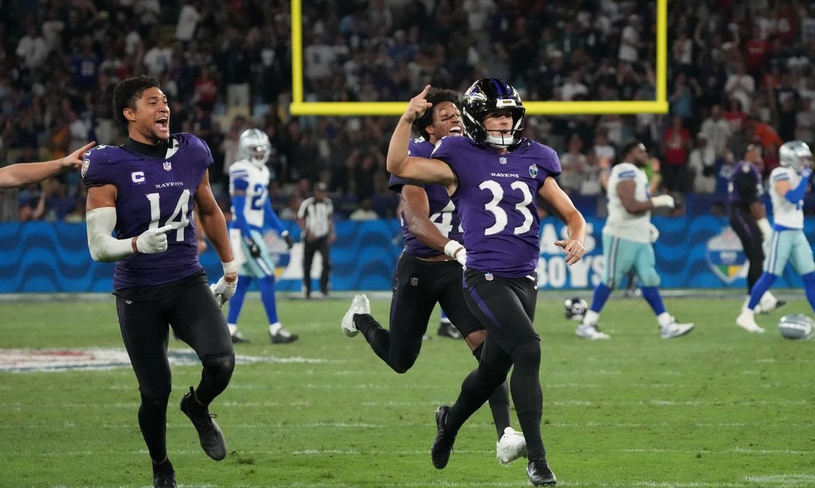Cowboys reagem, mas Ravens vencem duelo eletrizante no Rio