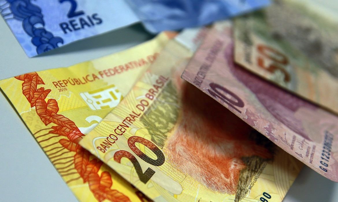 Juros do crédito livre para empresas caem para 24,2% ao ano