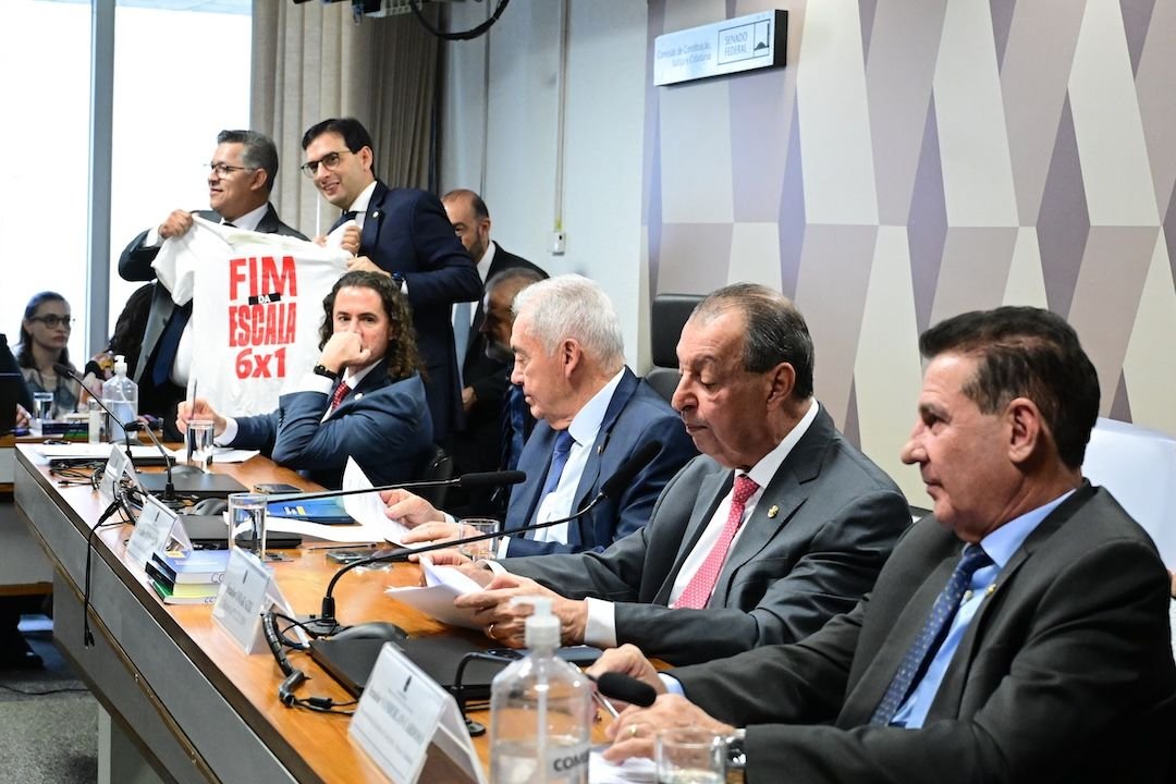 PEC prevê transição até jornada de 40 horas